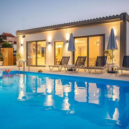 Halaro Villa Gerani  Bagian luar foto